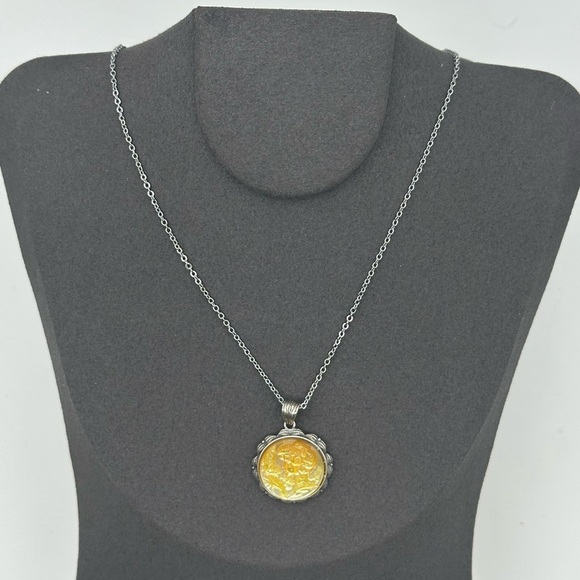 Round Shell with Girl and Feather/Flowers Carving Silver 925 Case and Chain - Picture 3 of 11